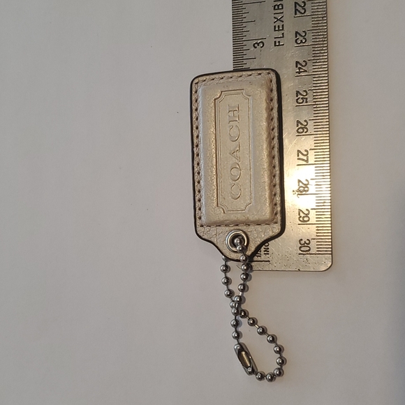 2.25" Medium COACH BEIGE PEARL LEATHER KEY FOB BAG CHARM KEYCHAIN HANGTAG TAG - Picture 3 of 5